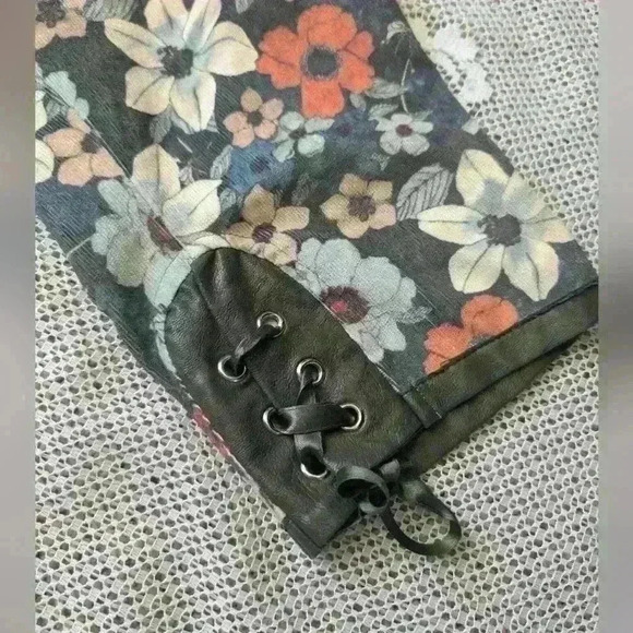 Velvet Florals Cargo Capris - Picture 7 of 7